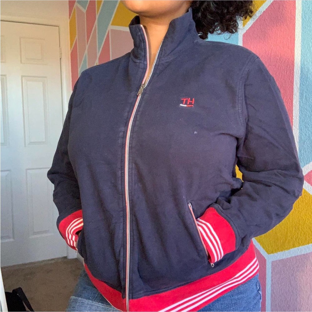 cute and comfy spellout TOMMY HILFIGER jacket!